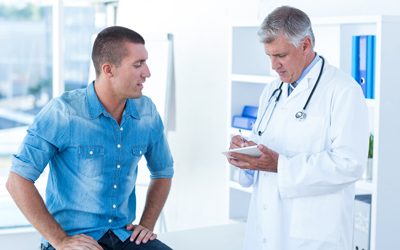 Врач разъясняют больному суть алкоголизма - Квинмед